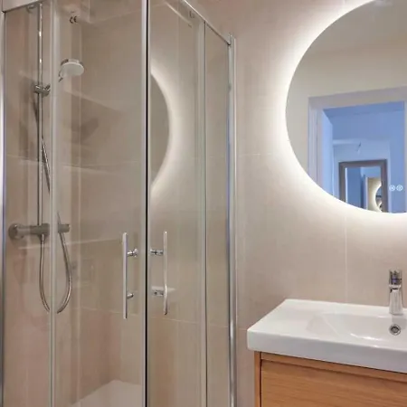 Modern 1br 2p - Abbesses Párizs