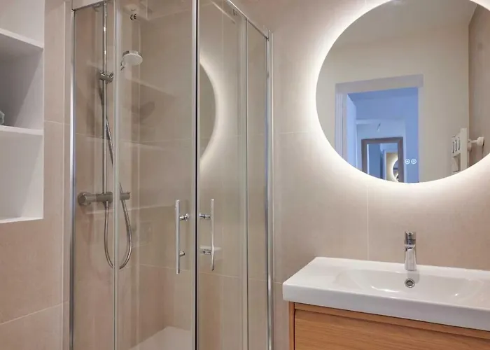 Modern 1br 2p - Abbesses Párizs